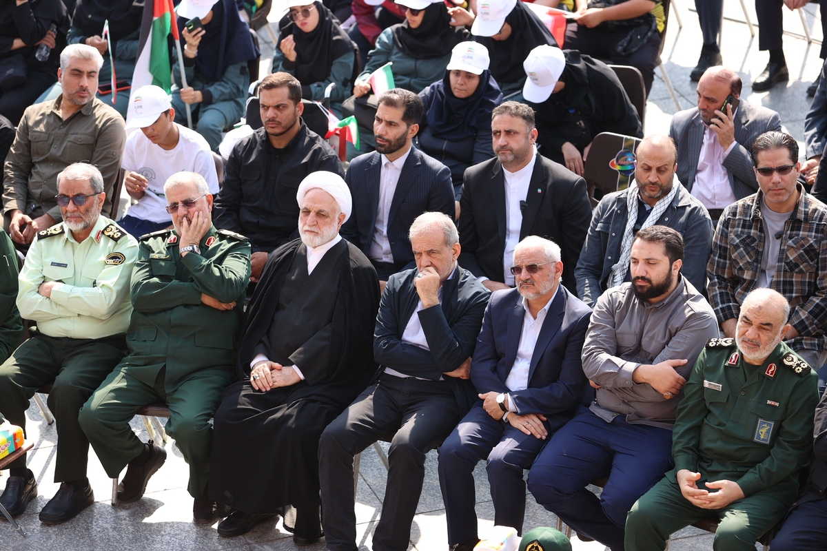 حضور رئیس جمهور در مراسم تشییع پیکر شهید نیلفروشان در تهران