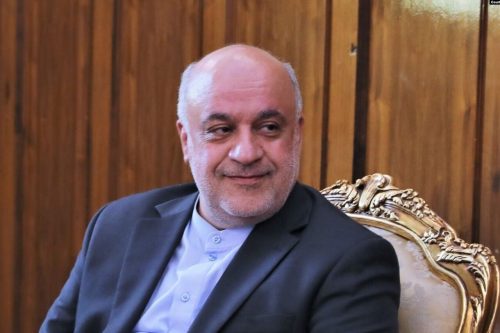 هدیه رهبر انقلاب به سفیر ایران در لبنان