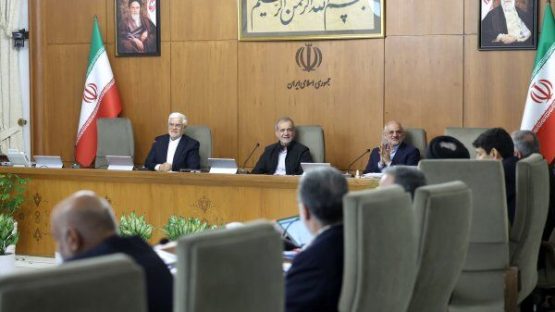 تأکید پزشکیان بر طراحی مدل توسعه استان_ها با محور برقراری تعادل میان منابع و مصارف