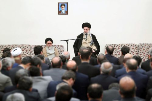 تنها راه_حل مشکلات پایبندی به مبانی انقلاب است