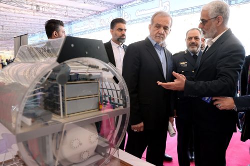 نمایشگاه وزارت دفاع در حیاط دولت