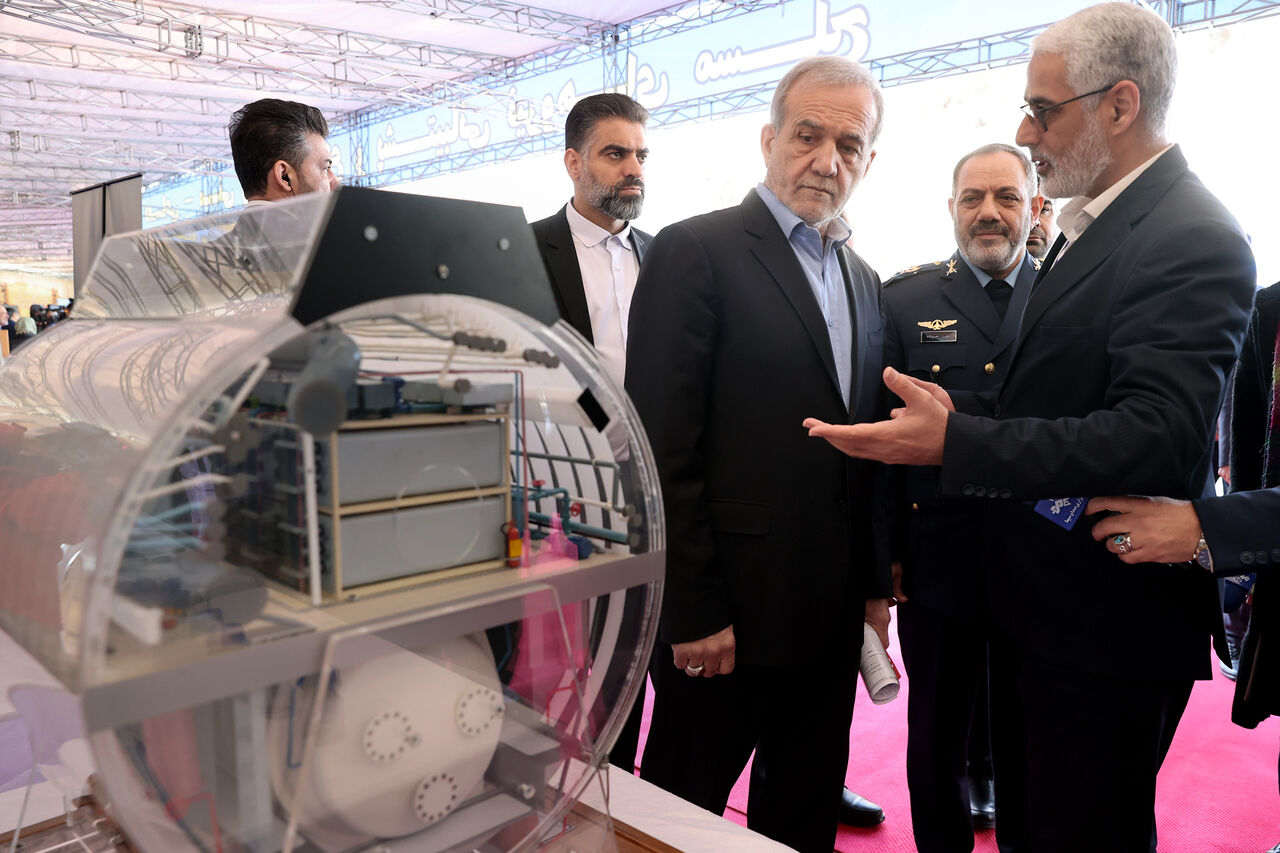 نمایشگاه وزارت دفاع در حیاط دولت